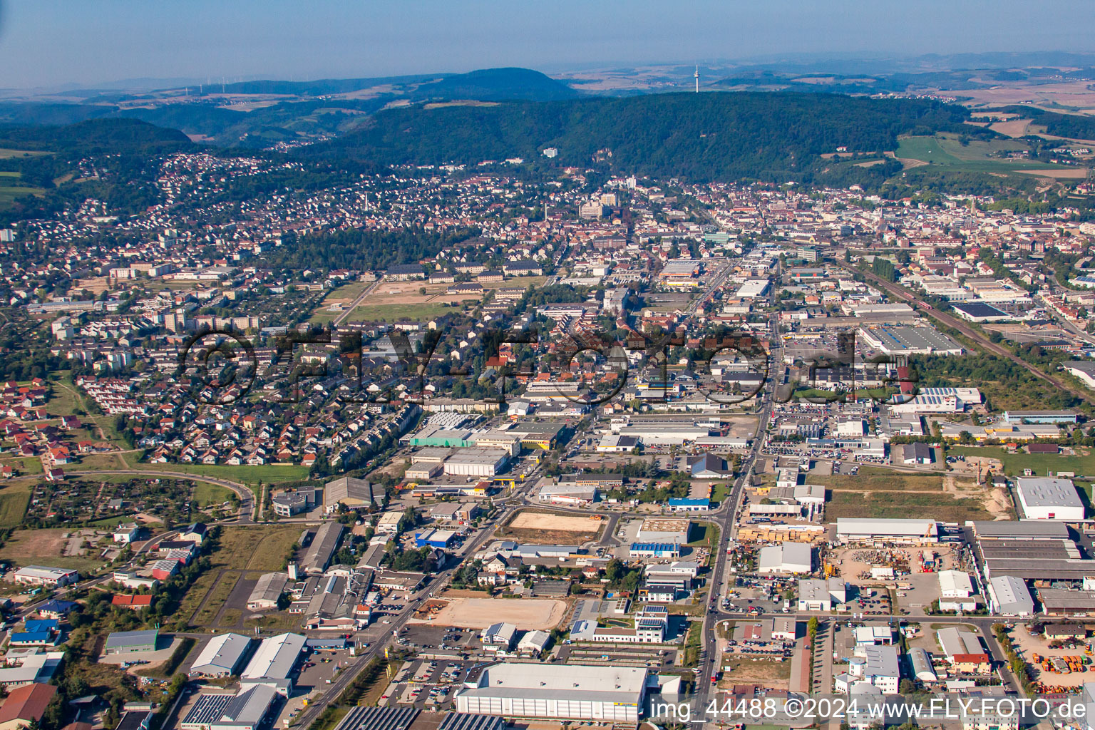 Luftaufnahme von Ortsansicht der Straßen und Häuser der Wohngebiete in Bad Kreuznach im Ortsteil Planig im Bundesland Rheinland-Pfalz, Deutschland