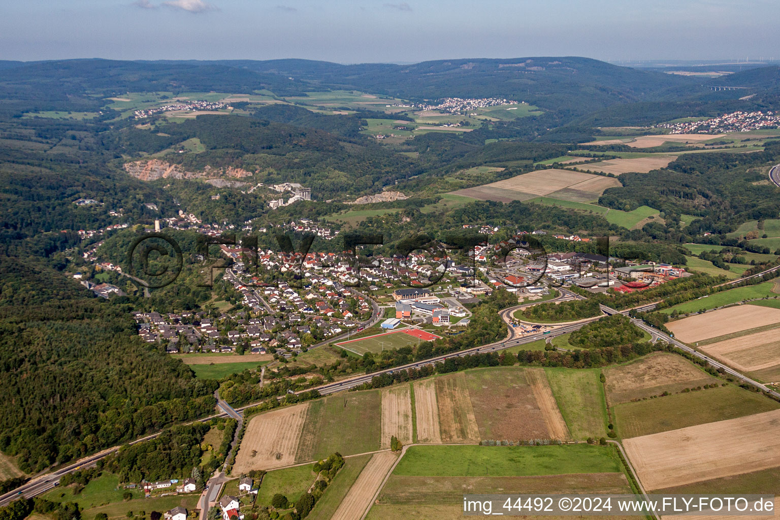 Dorf - Ansicht am Rande von landwirtschaftlichen Feldern und Nutzflächen in Stromberg im Bundesland Rheinland-Pfalz, Deutschland