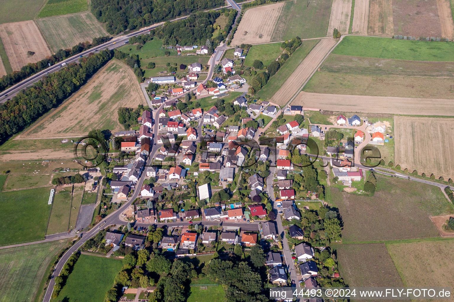 Dorf - Ansicht am Rande von landwirtschaftlichen Feldern und Nutzflächen in Roth im Bundesland Rheinland-Pfalz, Deutschland