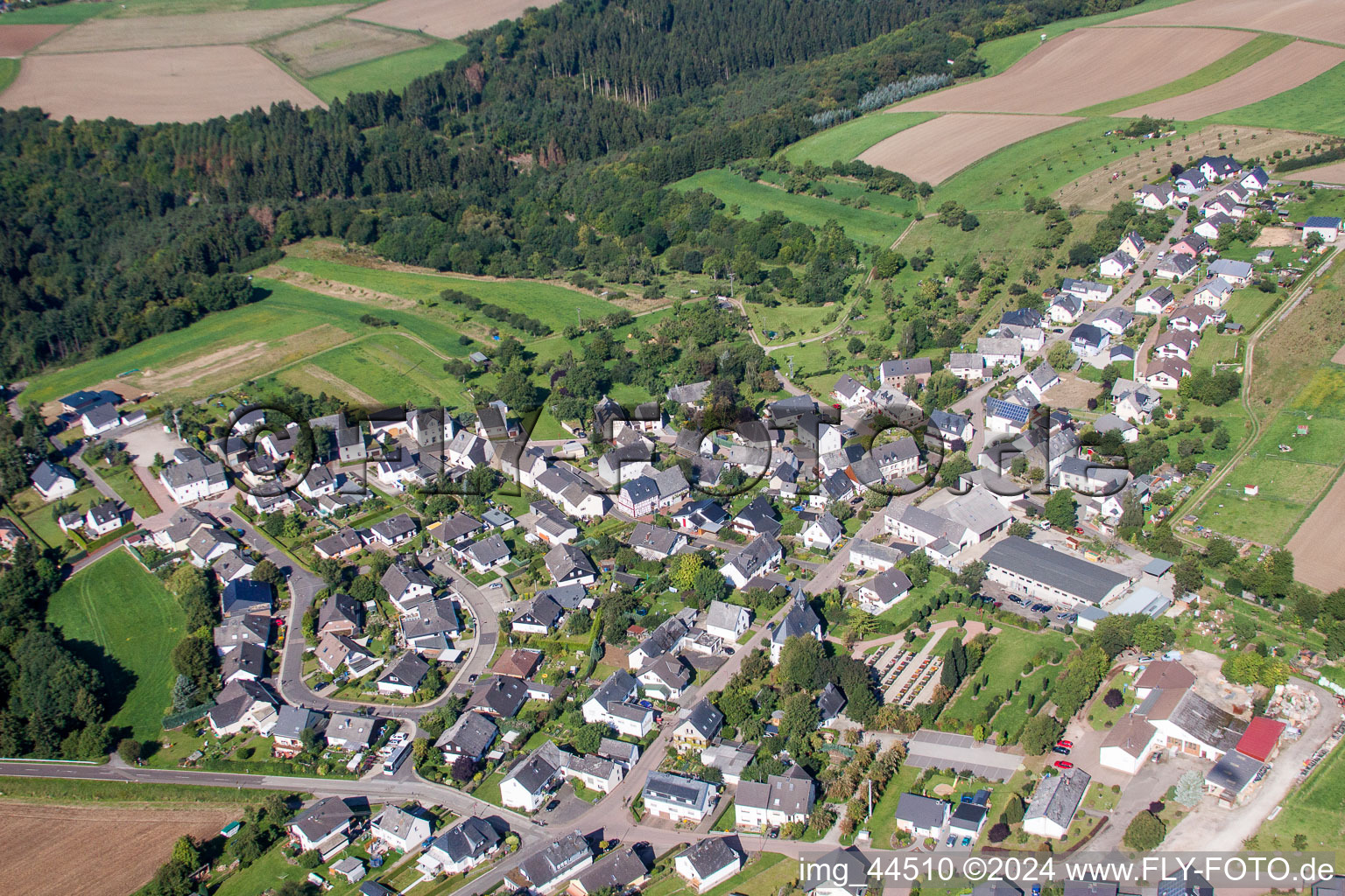 Dorf - Ansicht am Rande von landwirtschaftlichen Feldern und Nutzflächen in Kratzenburg im Bundesland Rheinland-Pfalz, Deutschland