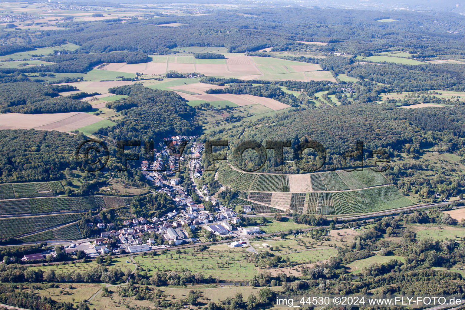 Dorf - Ansicht am Rande von landwirtschaftlichen Feldern und Nutzflächen im Ortsteil Lohrsdorf in Bad Neuenahr-Ahrweiler im Bundesland Rheinland-Pfalz, Deutschland