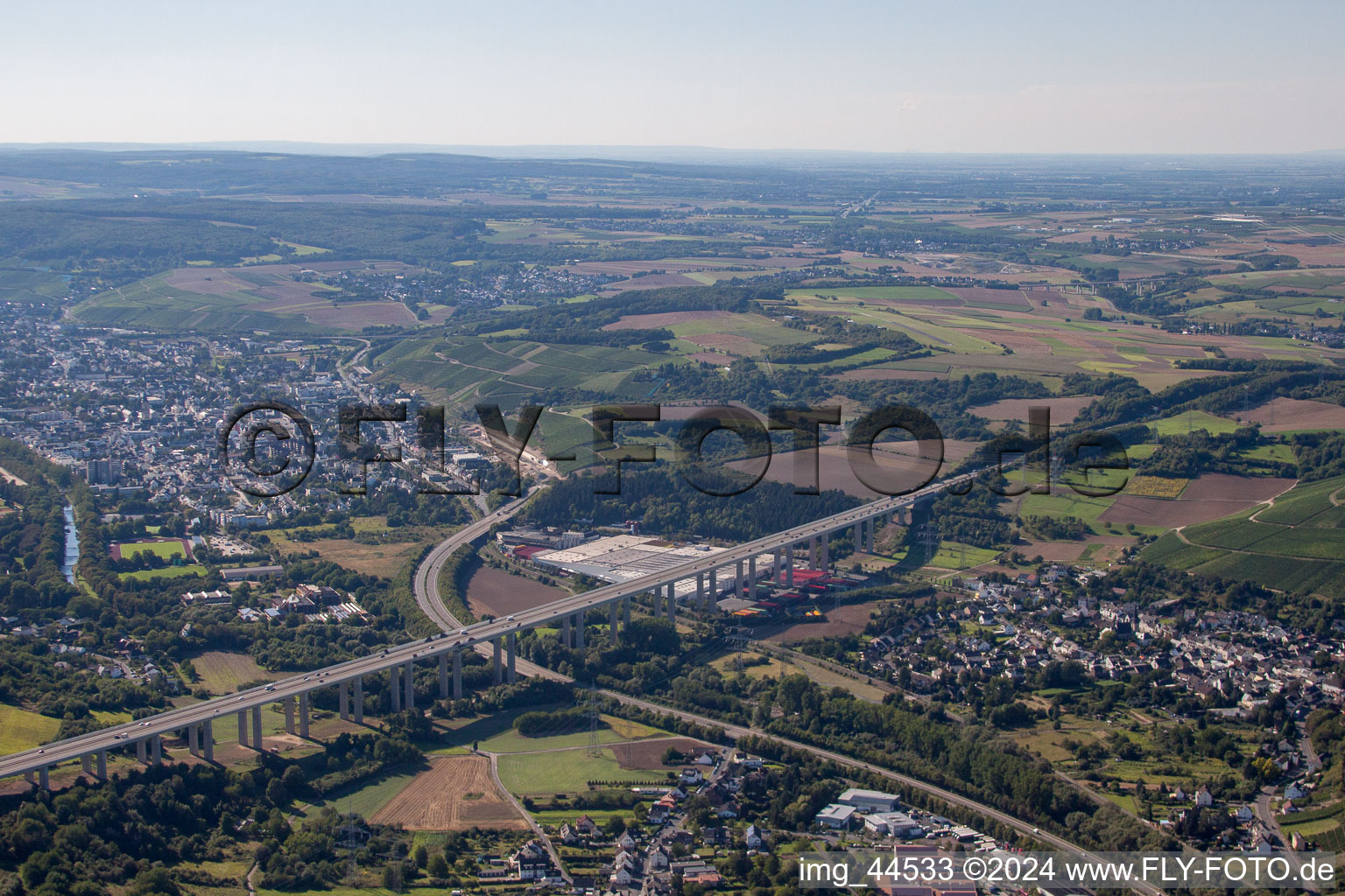 Streckenführung und Fahrspuren im Verlauf der Autobahn- Brücke der BAB A61 in Bad Neuenahr-Ahrweiler im Bundesland Rheinland-Pfalz, Deutschland
