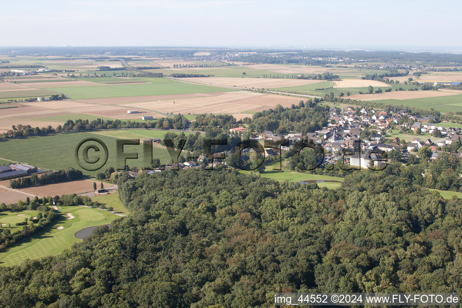 Schrägluftbild von Miel, Golfplatz am Wald am Schloß Miel im Bundesland Nordrhein-Westfalen, Deutschland