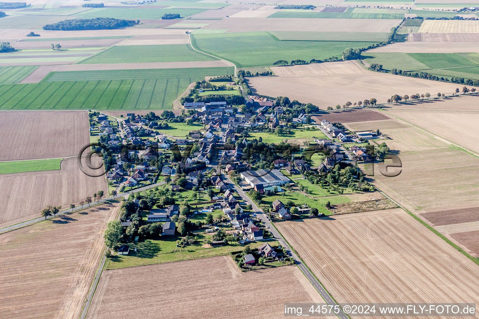 Dorf - Ansicht am Rande von landwirtschaftlichen Feldern und Nutzflächen in Weiler in der Ebene im Bundesland Nordrhein-Westfalen, Deutschland