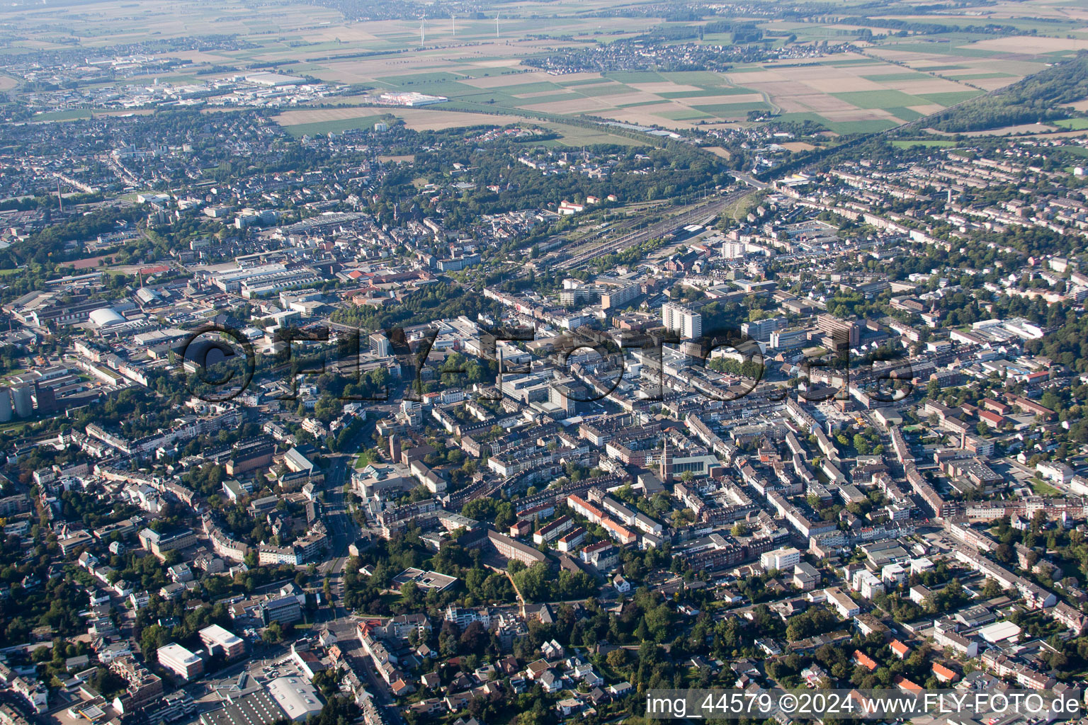 Ortsansicht der Straßen und Häuser der Wohngebiete im Ortsteil Gürzenich in Düren im Bundesland Nordrhein-Westfalen, Deutschland