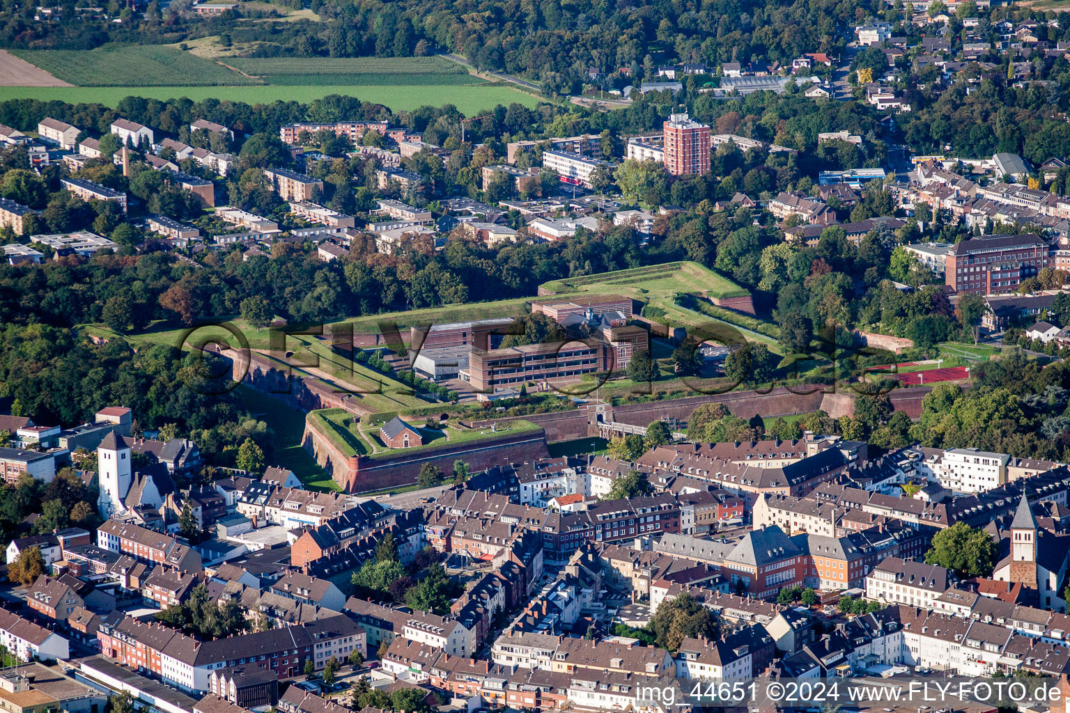 Luftbild von Altstadtbereich und Innenstadtzentrum mit Museum Zitadelle in Jülich im Bundesland Nordrhein-Westfalen, Deutschland