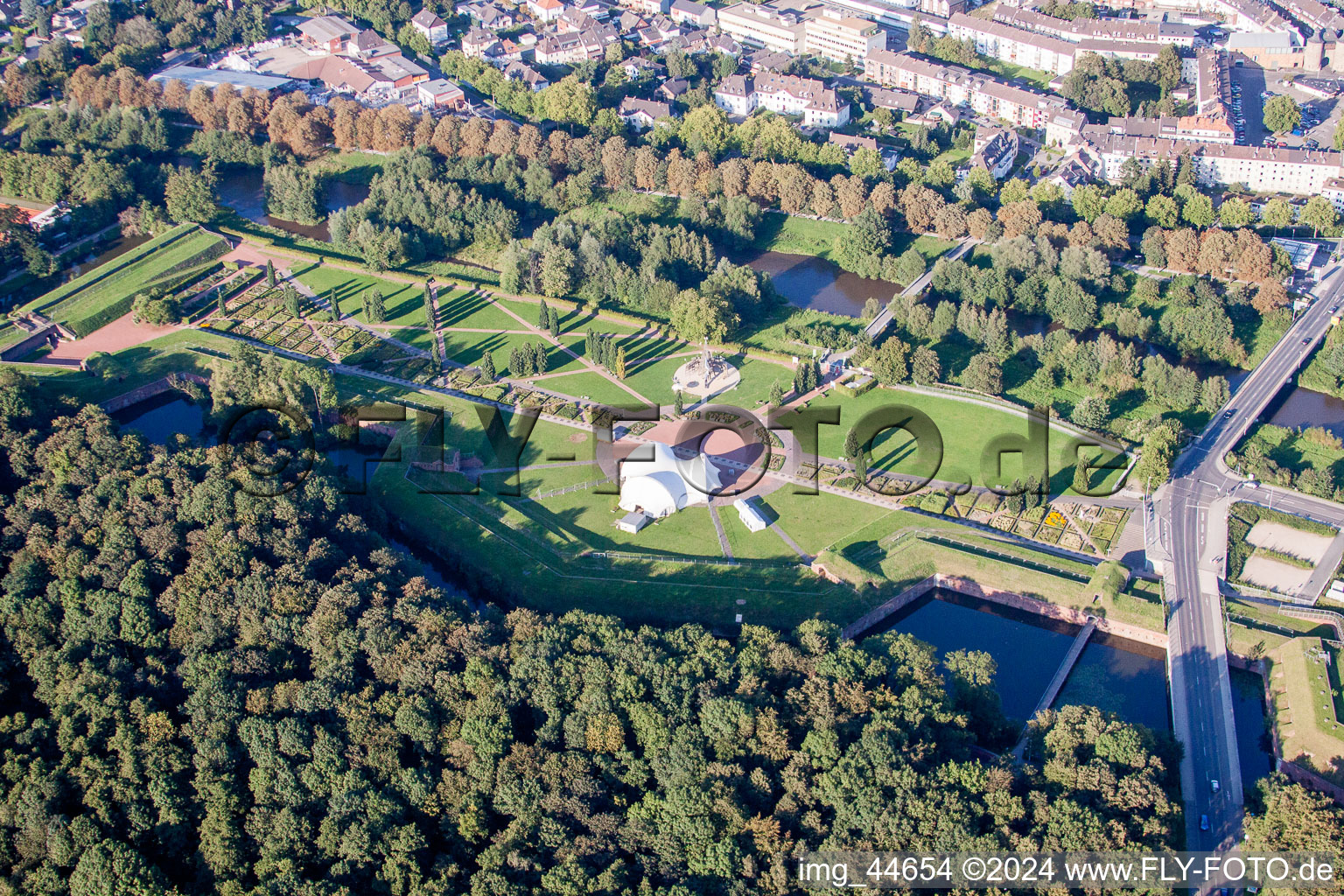 Luftaufnahme von Parkanlage Pulvermagazin Jülich / Brückenkopfpark in Jülich im Bundesland Nordrhein-Westfalen, Deutschland