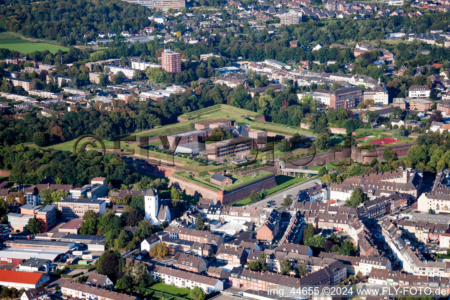 Luftaufnahme von Altstadtbereich und Innenstadtzentrum mit Museum Zitadelle in Jülich im Bundesland Nordrhein-Westfalen, Deutschland