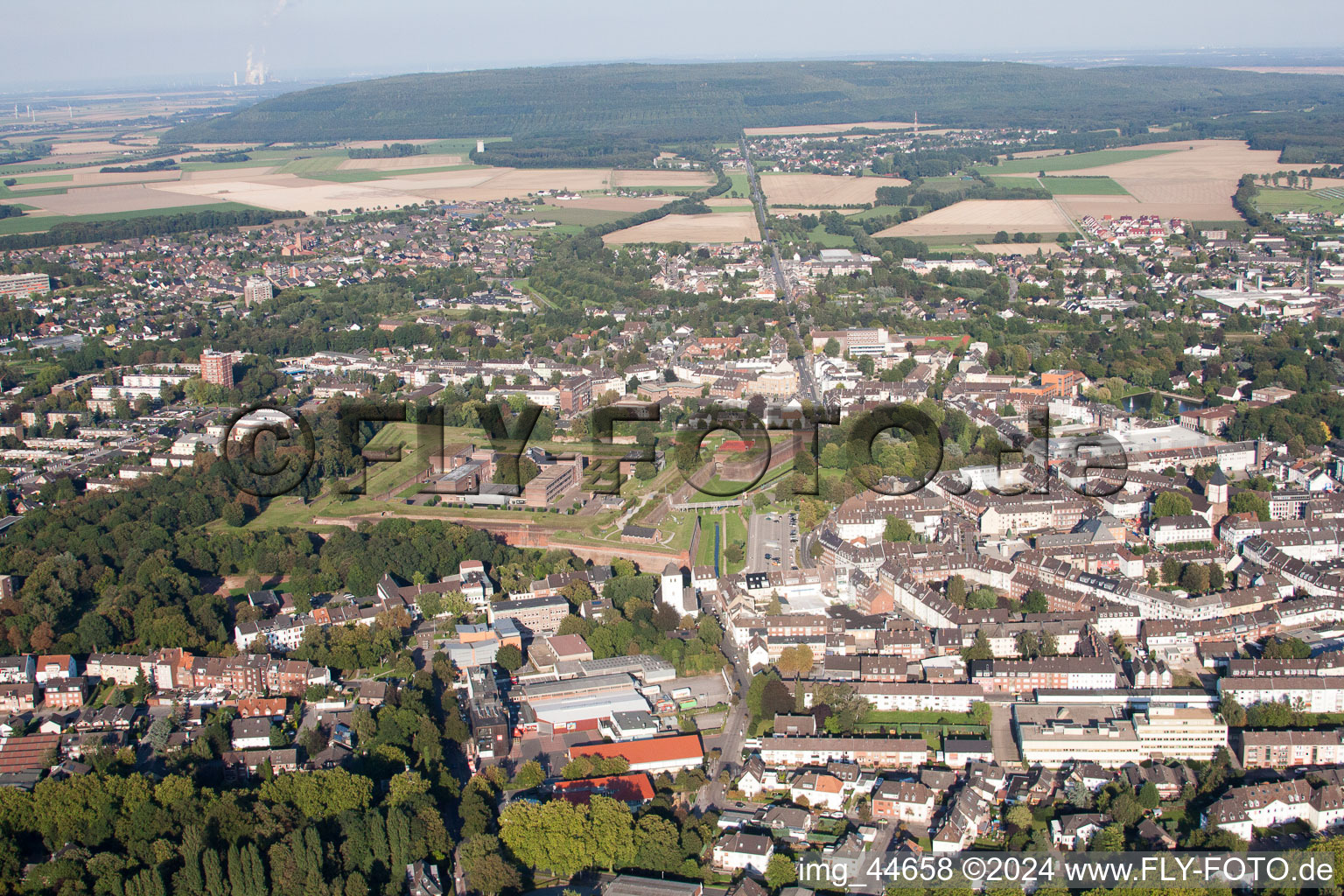 Altstadtbereich und Innenstadtzentrum mit Museum Zitadelle in Jülich im Bundesland Nordrhein-Westfalen, Deutschland von oben