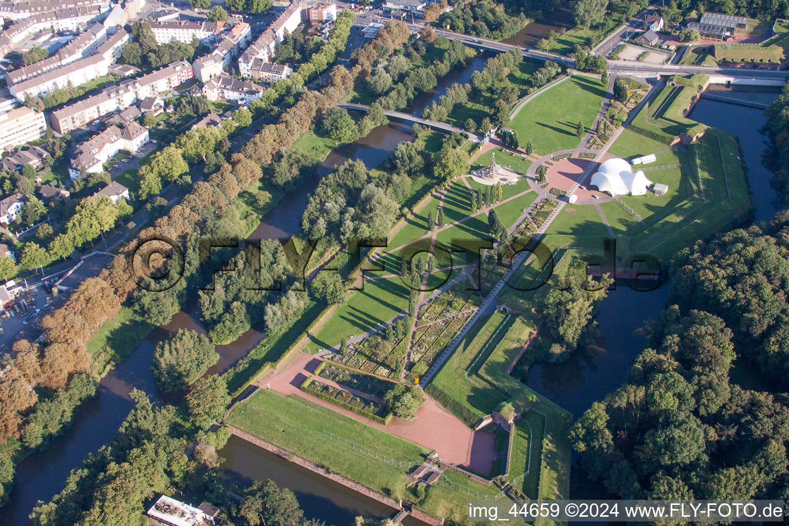 Schrägluftbild von Parkanlage Pulvermagazin Jülich / Brückenkopfpark in Jülich im Bundesland Nordrhein-Westfalen, Deutschland