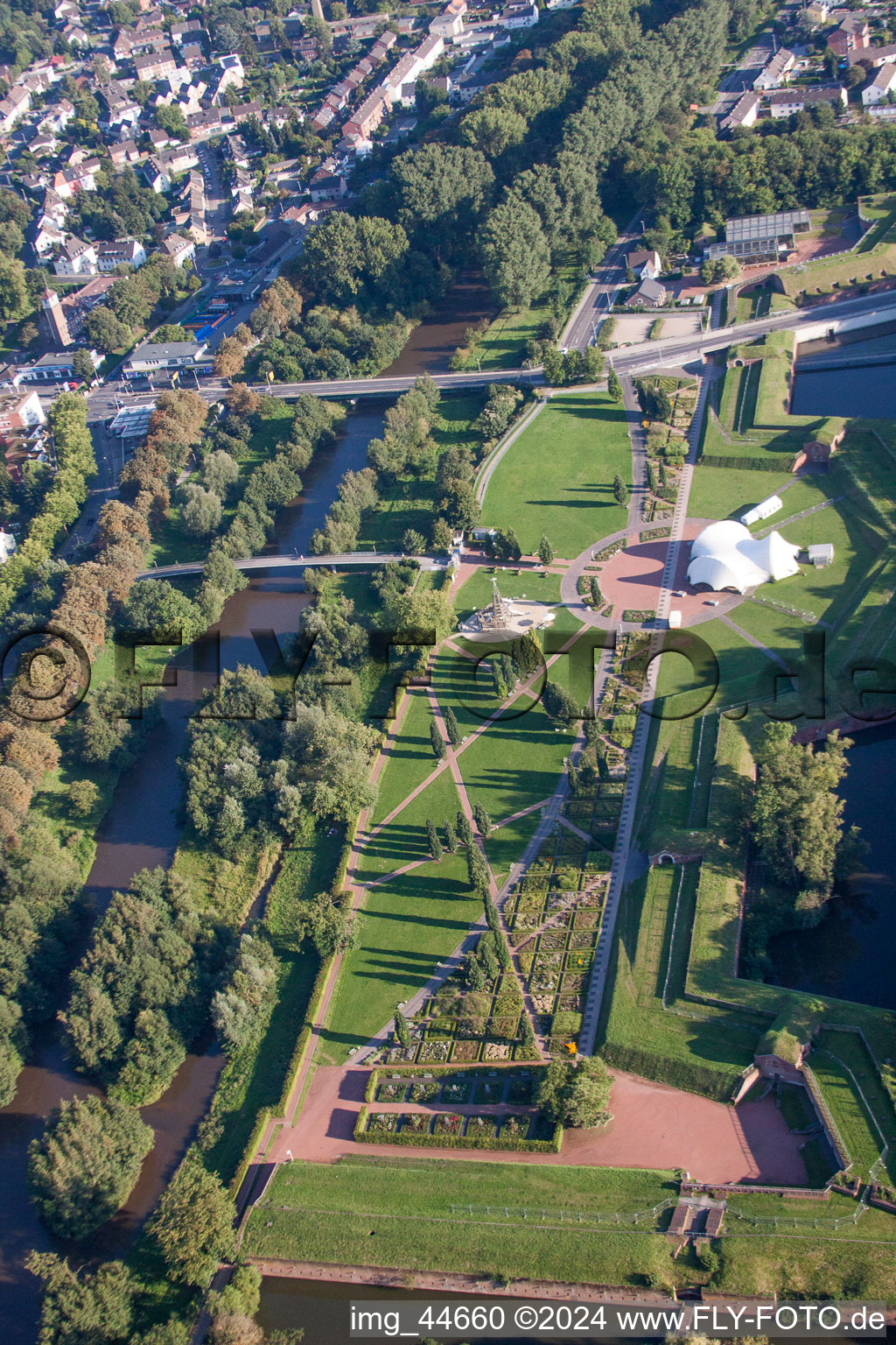 Parkanlage Pulvermagazin Jülich / Brückenkopfpark in Jülich im Bundesland Nordrhein-Westfalen, Deutschland von oben