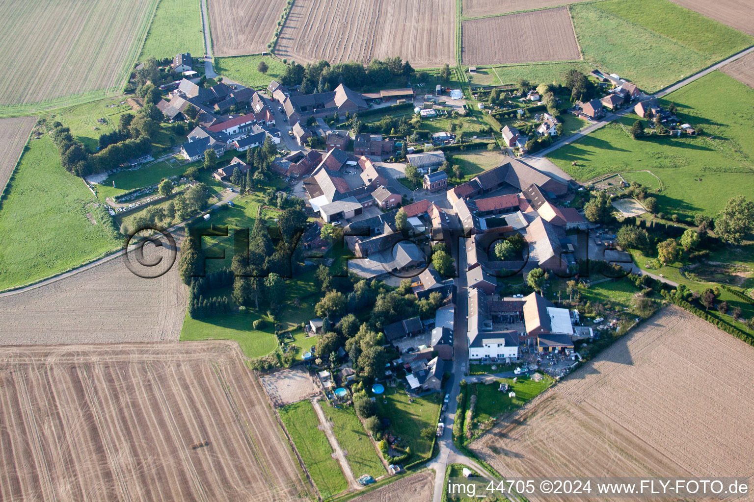 Dorfansicht von Süden im Ortsteil Berverath in Erkelenz im Bundesland Nordrhein-Westfalen, Deutschland