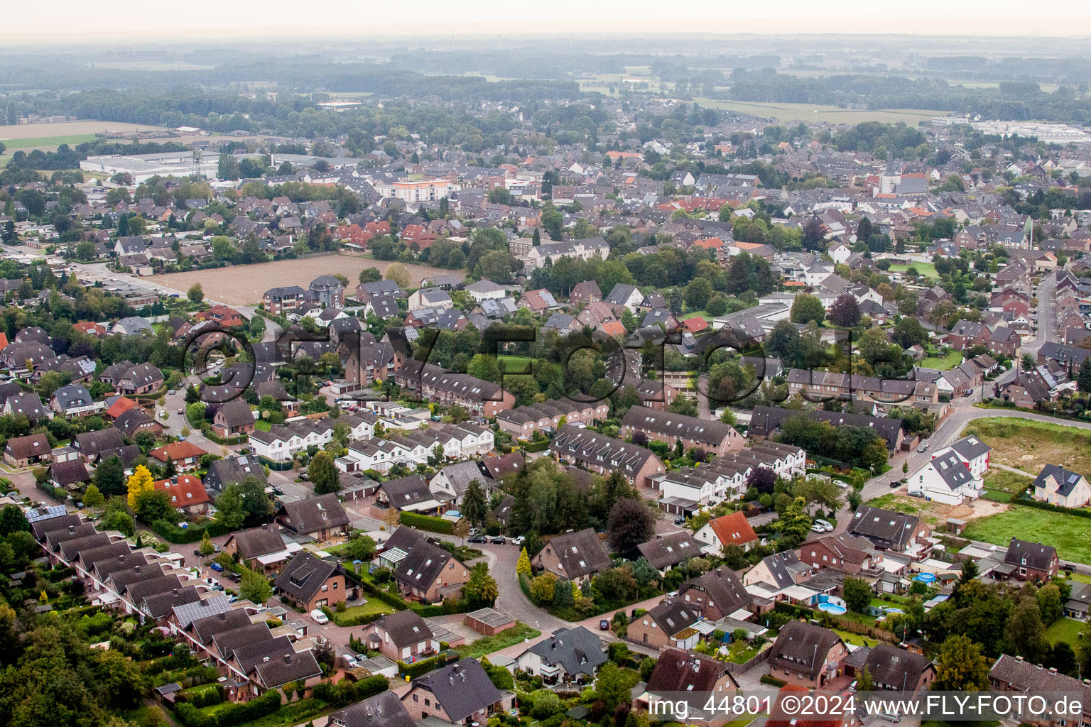 Ortsansicht der Straßen und Häuser der Wohngebiete in Grefrath im Bundesland Nordrhein-Westfalen, Deutschland