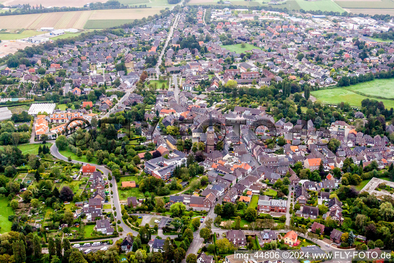 Ortsansicht der Straßen und Häuser der Wohngebiete in Wachtendonk im Bundesland Nordrhein-Westfalen, Deutschland