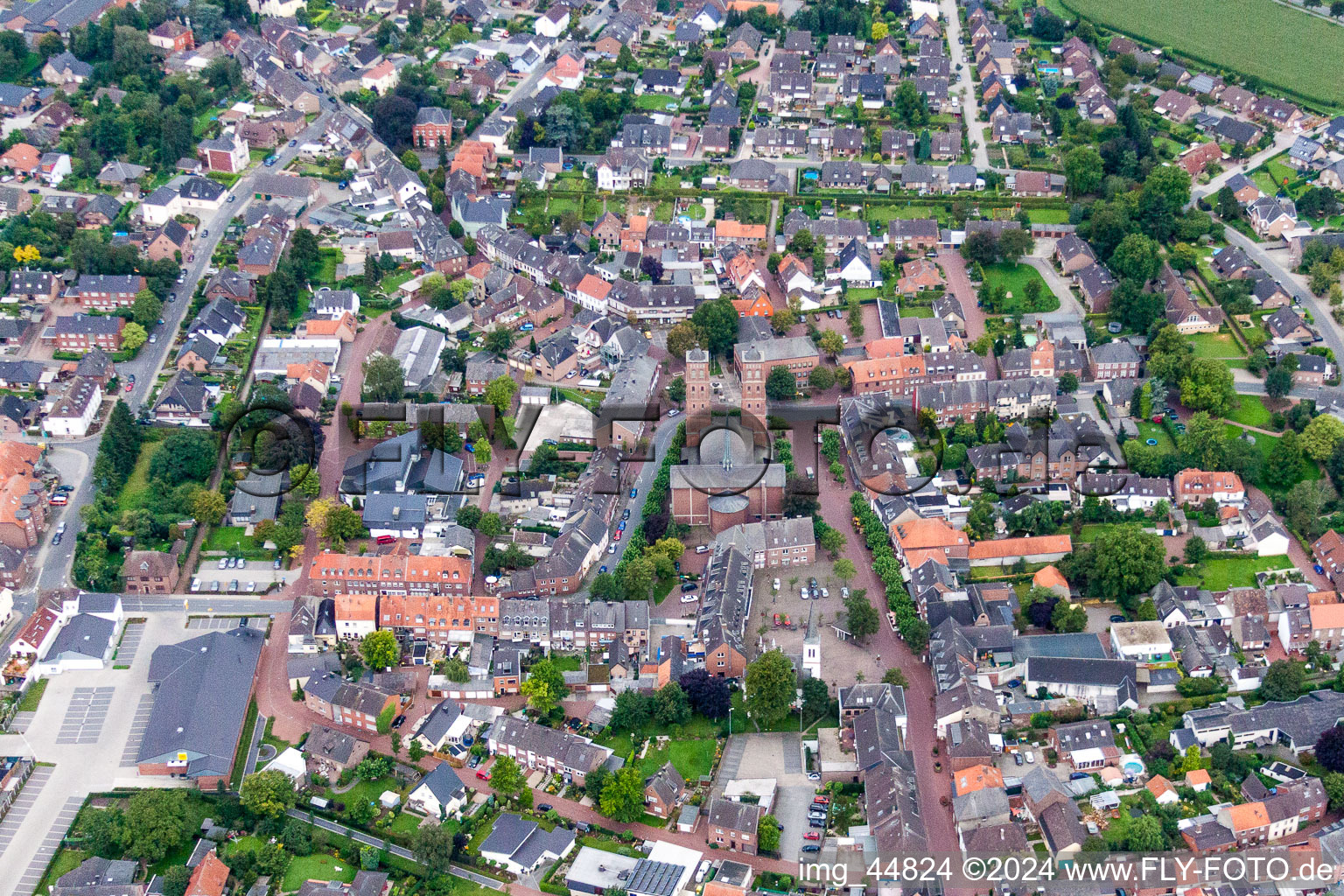 Kirchengebäude im Dorfkern in Uedem im Bundesland Nordrhein-Westfalen, Deutschland