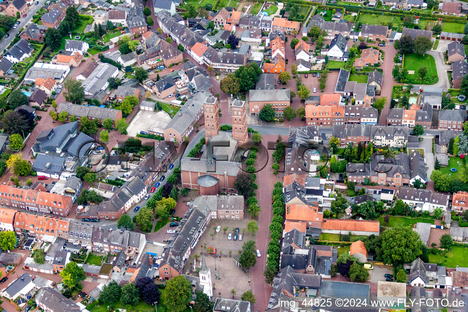 Luftbild von Kirchengebäude im Dorfkern in Uedem im Bundesland Nordrhein-Westfalen, Deutschland