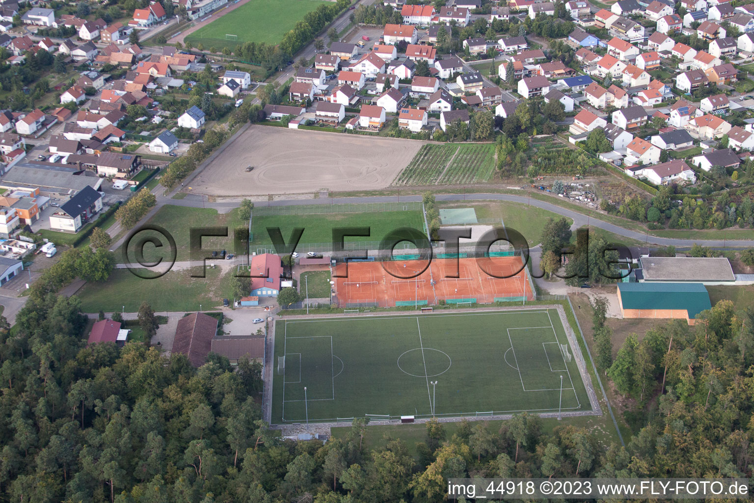 Schrägluftbild von Rheinzabern, Sportplätze im Bundesland Rheinland-Pfalz, Deutschland