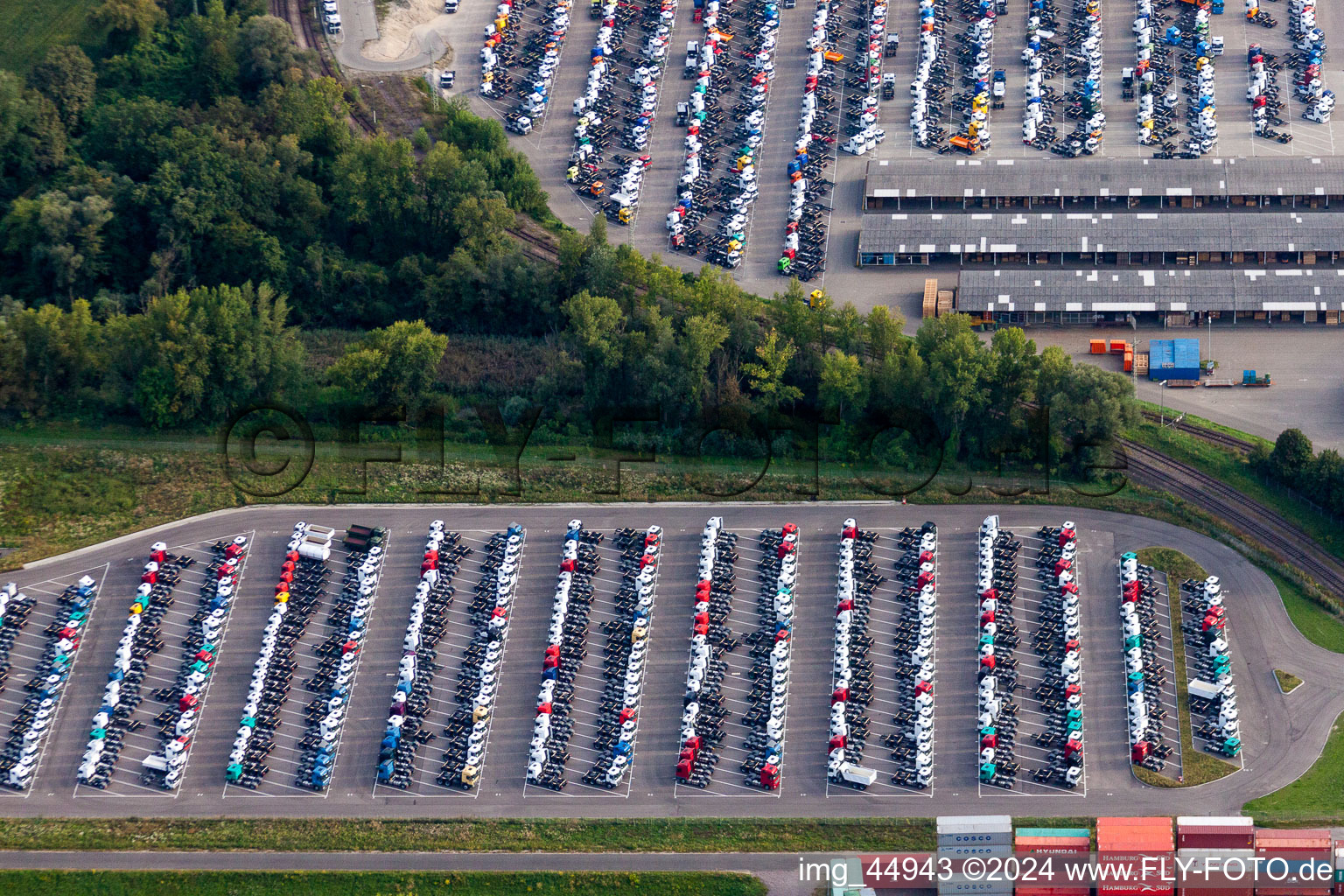 Parkplatz mit gelagerten neuen LKW auf dem Werksgelände des Daimler Automobilwerk Wörth in Wörth am Rhein im Bundesland Rheinland-Pfalz, Deutschland