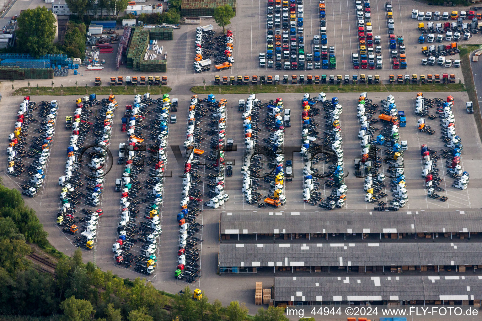 Luftbild von Parkplatz mit gelagerten neuen LKW auf dem Werksgelände des Daimler Automobilwerk Wörth in Wörth am Rhein im Bundesland Rheinland-Pfalz, Deutschland