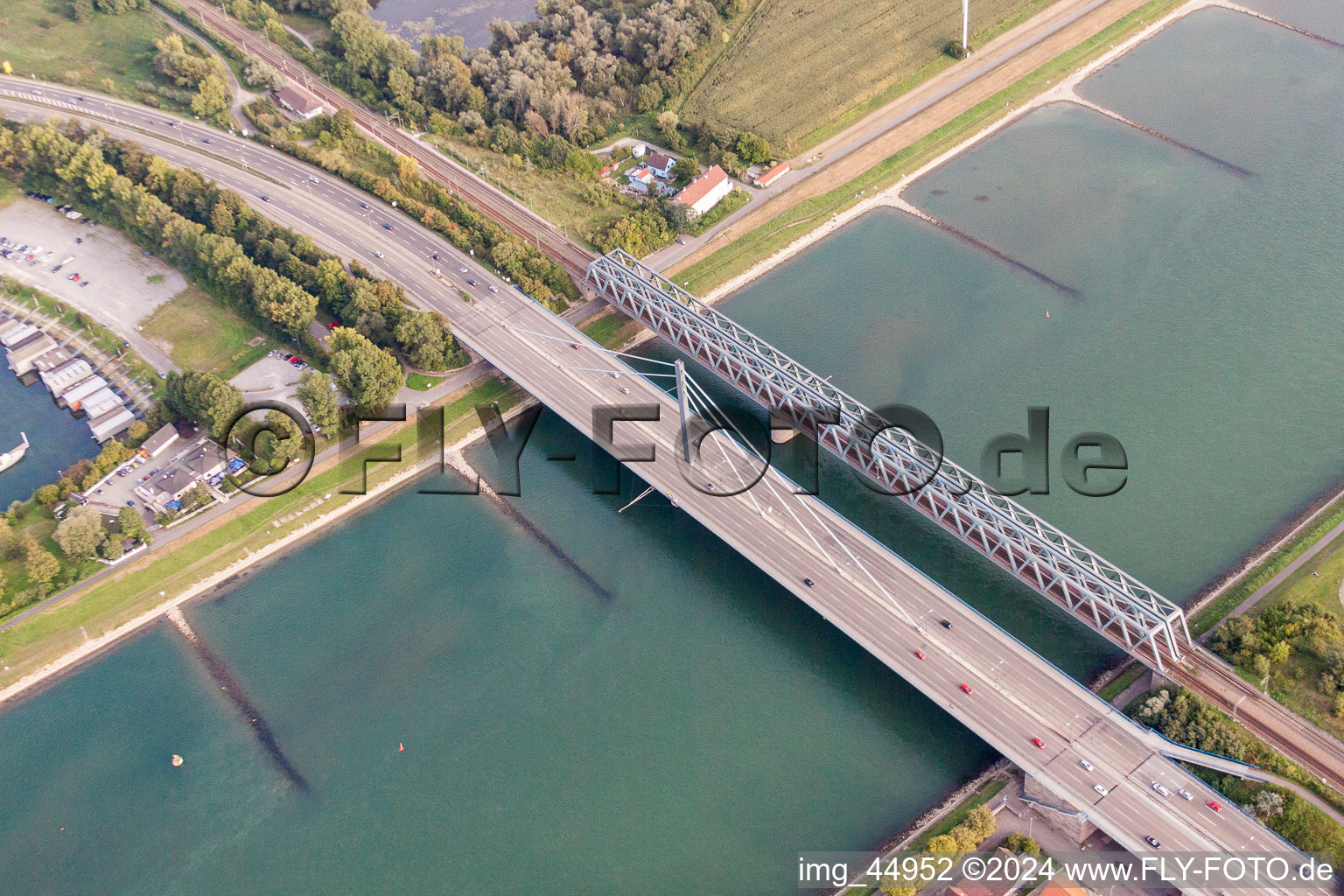 Fluß - Brückenbauwerke der Bundesstraße 10 und der Regionalbahn über den Rhein zwischen Karlsruhe Maxau und Wörth am Rhein im Bundesland Rheinland-Pfalz, Deutschland von oben