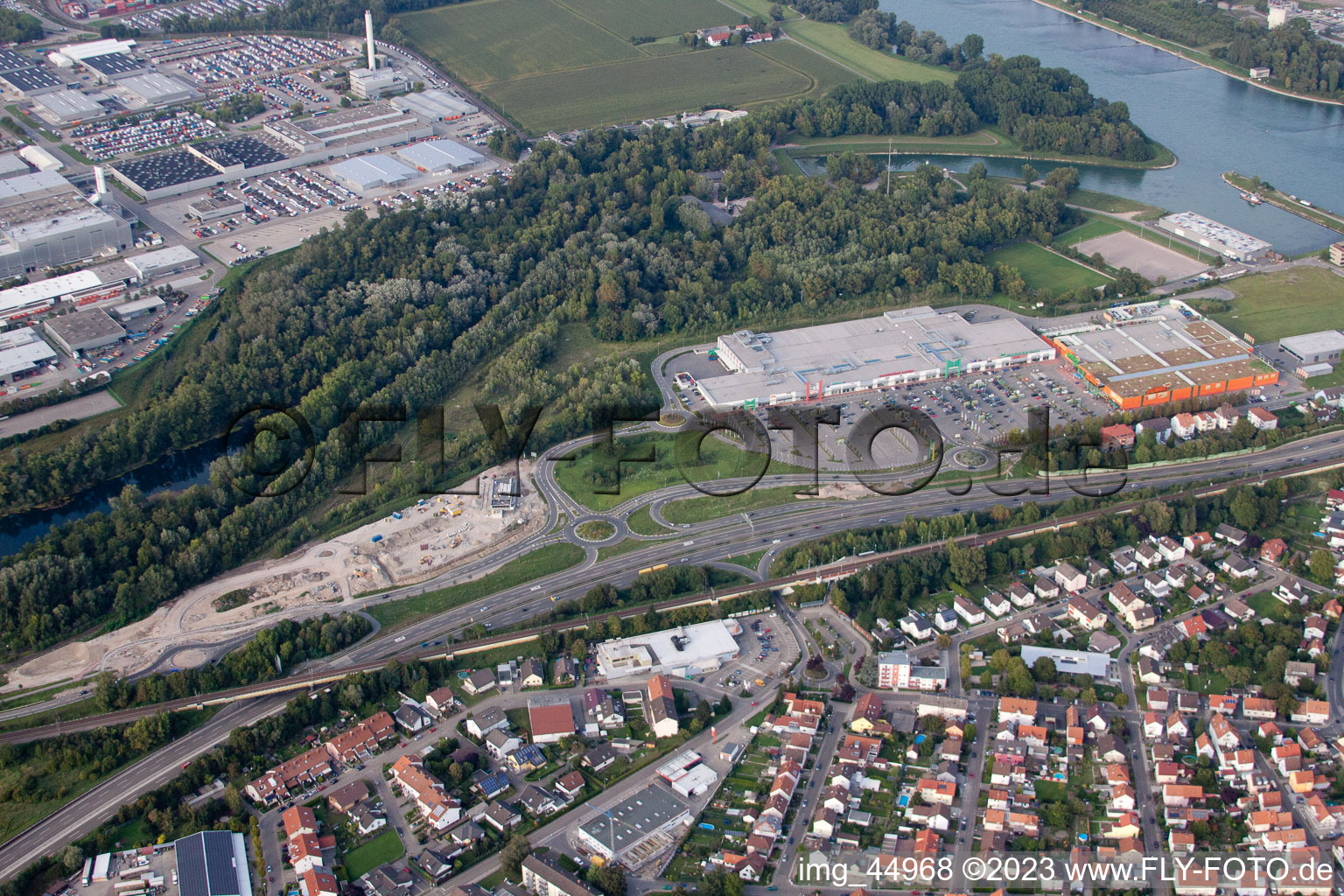 Luftaufnahme von Maximiliansau, Maximiliancenter II in Wörth am Rhein im Bundesland Rheinland-Pfalz, Deutschland