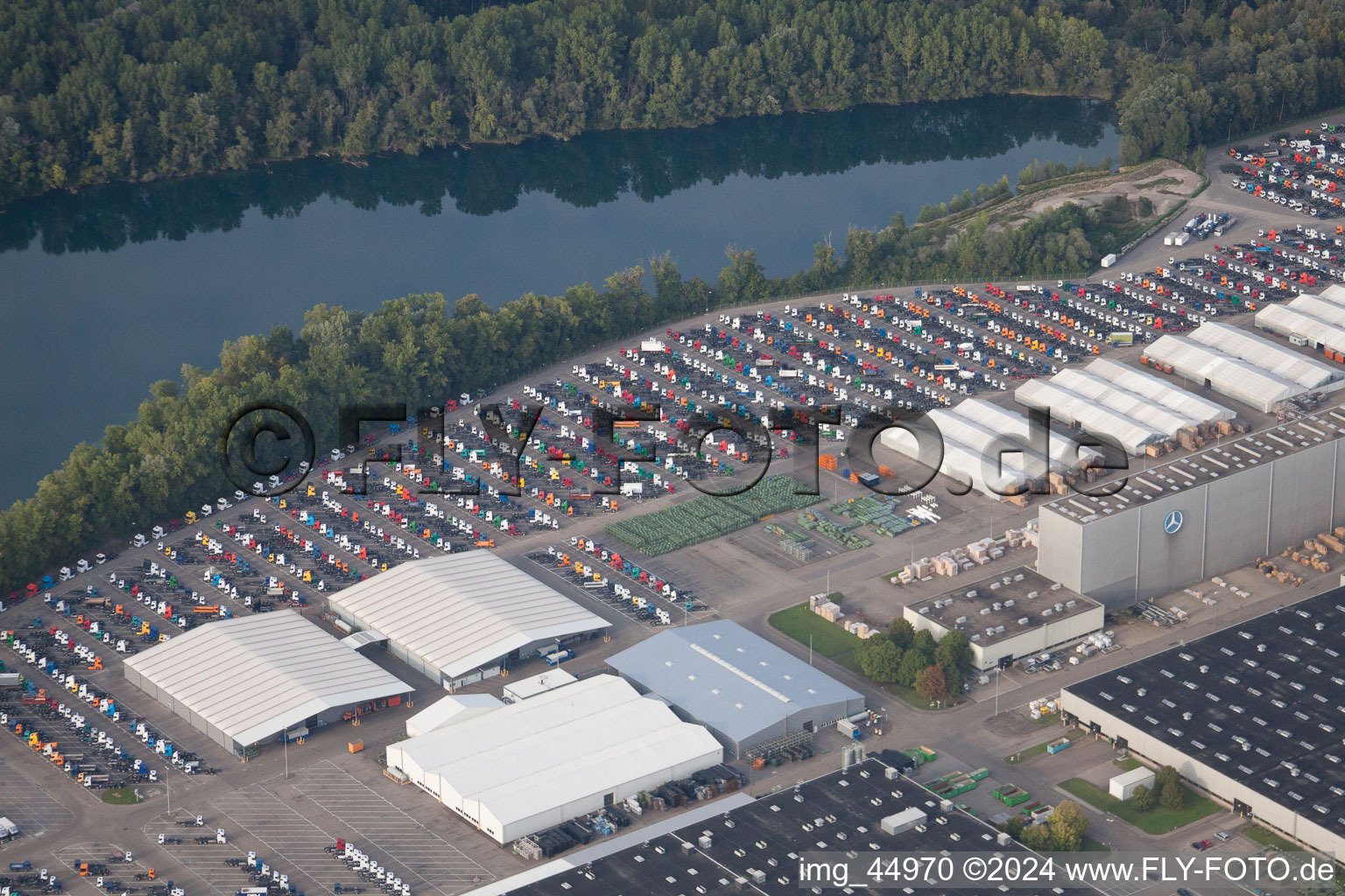 Luftbild von Daimler LKW-Abstellplätze in Wörth am Rhein im Bundesland Rheinland-Pfalz, Deutschland