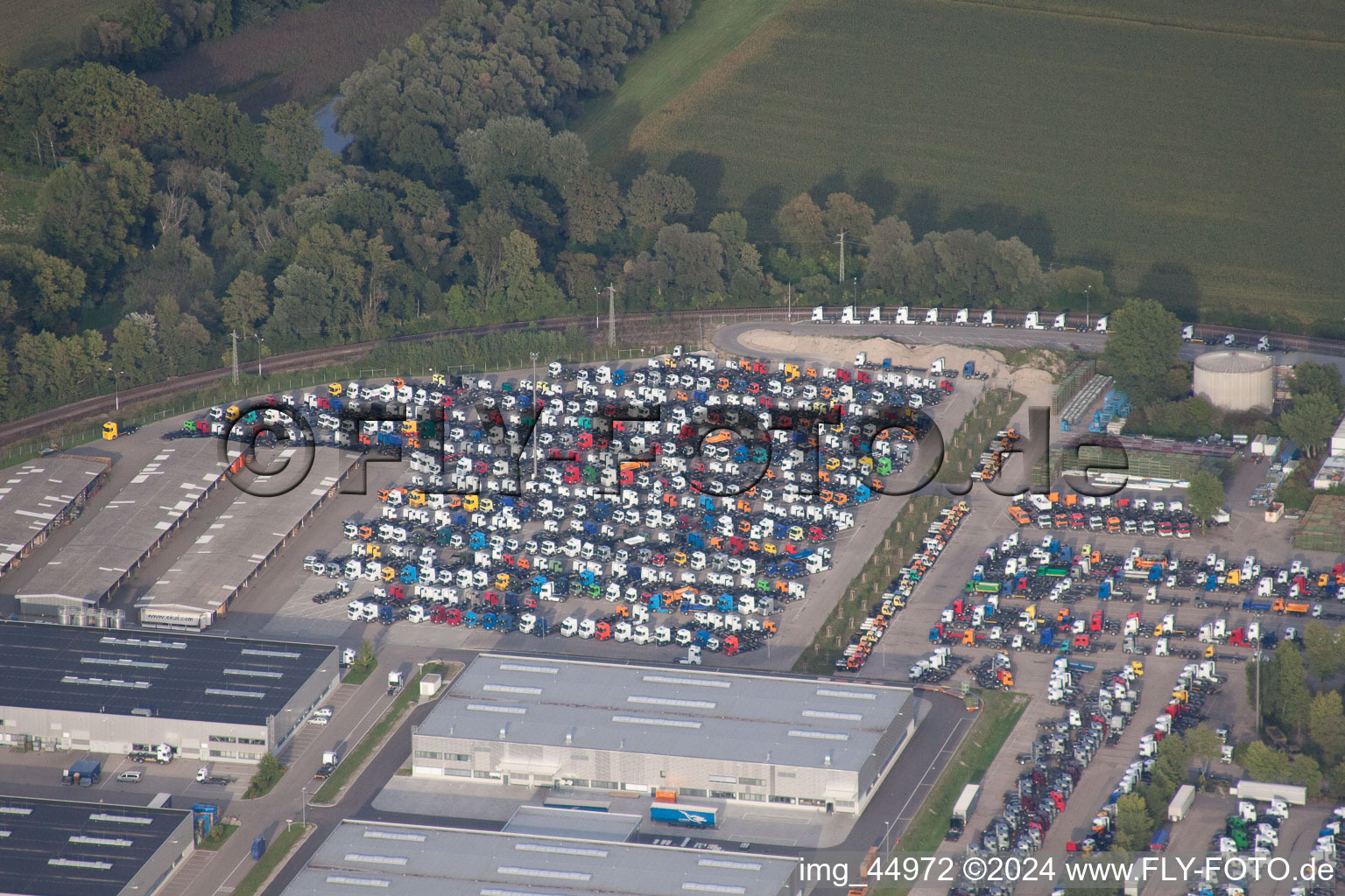 Luftaufnahme von Daimler LKW-Abstellplätze in Wörth am Rhein im Bundesland Rheinland-Pfalz, Deutschland