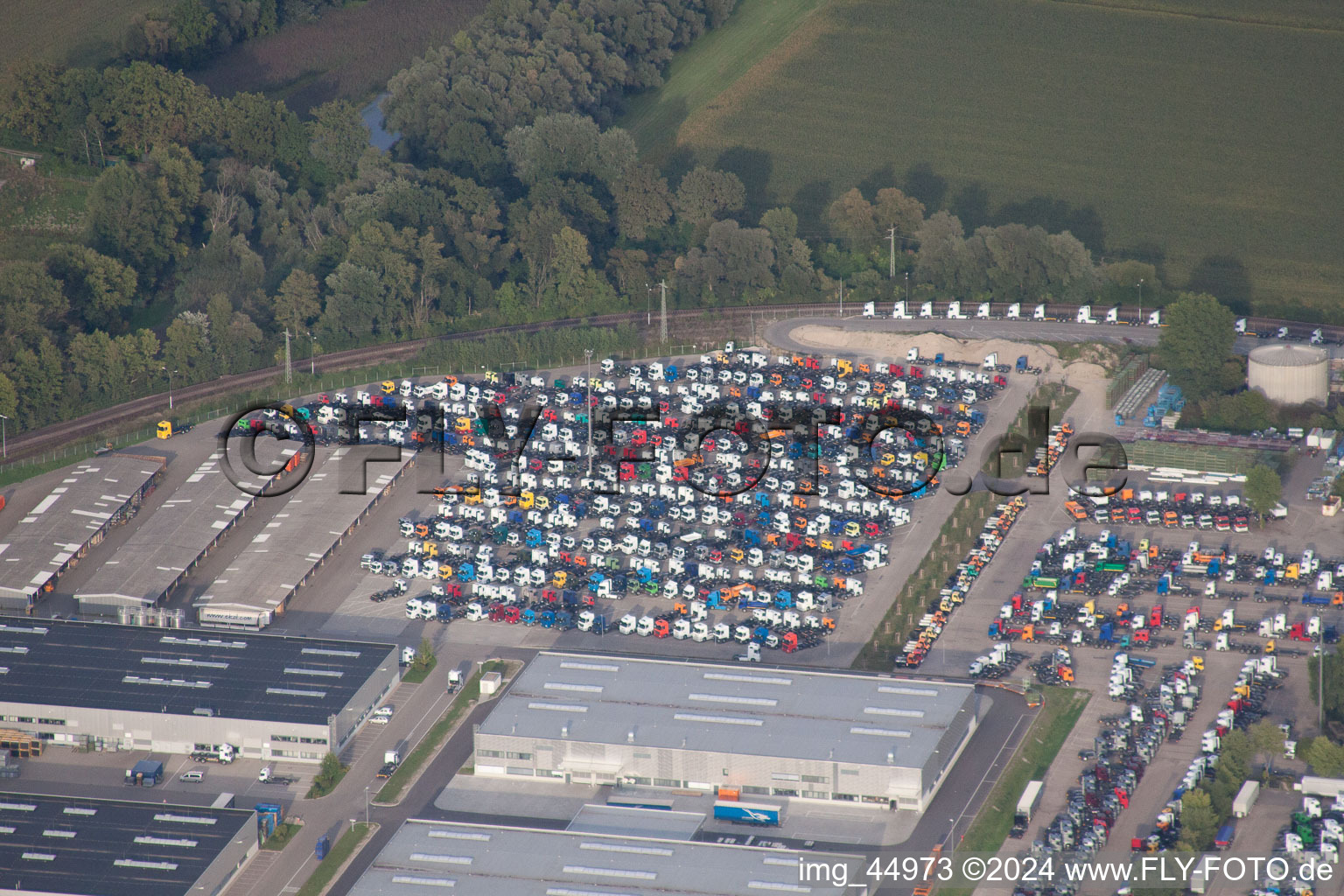 Schrägluftbild von Daimler LKW-Abstellplätze in Wörth am Rhein im Bundesland Rheinland-Pfalz, Deutschland