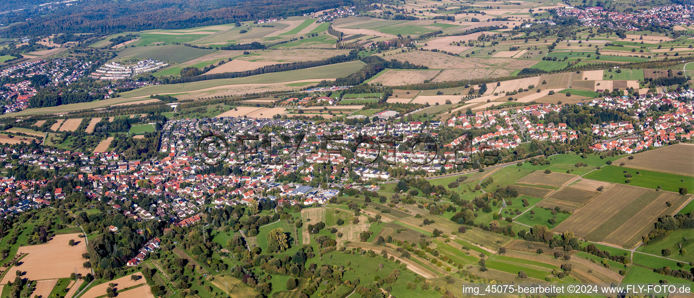 Panorama Perspektive Ortsansicht der Straßen und Häuser der Wohngebiete im Ortsteil Grünwettersbach in Karlsruhe im Bundesland Baden-Württemberg, Deutschland