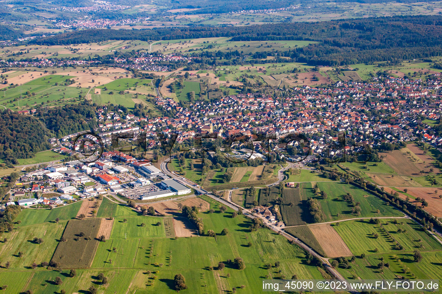 Luftaufnahme von Ortsteil Langensteinbach in Karlsbad im Bundesland Baden-Württemberg, Deutschland