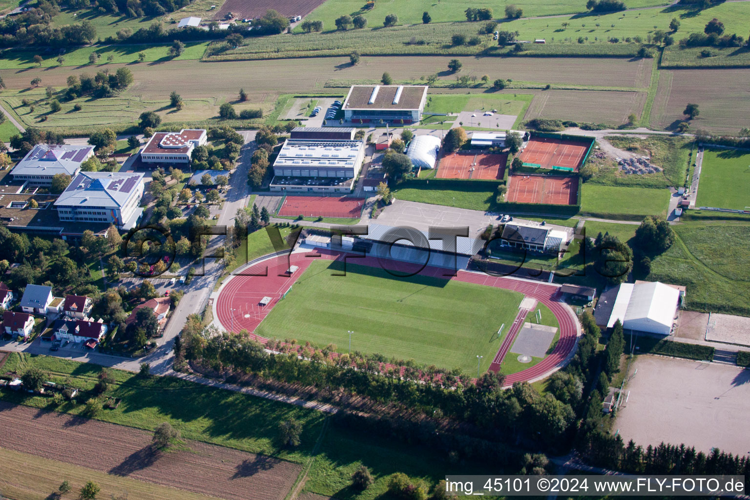 Luftbild von Ensemble der Sportplatzanlagen an den Schulen in Karlsbad im Ortsteil Langensteinbach im Bundesland Baden-Württemberg, Deutschland