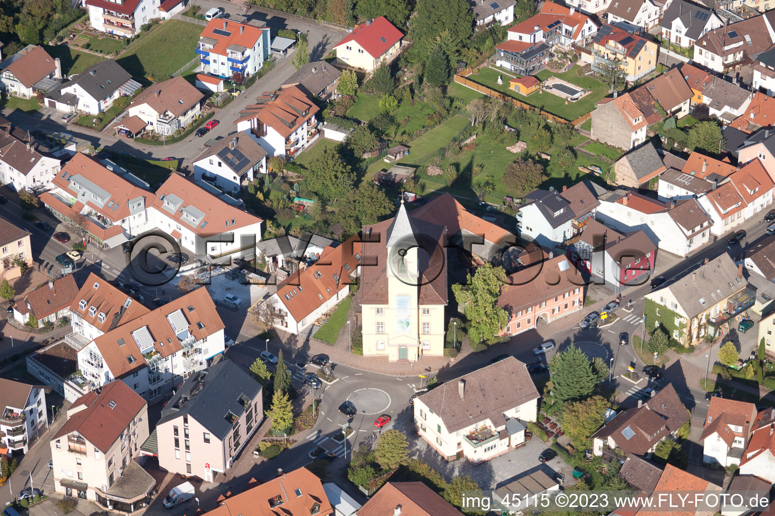Schrägluftbild von Ortsteil Langensteinbach in Karlsbad im Bundesland Baden-Württemberg, Deutschland