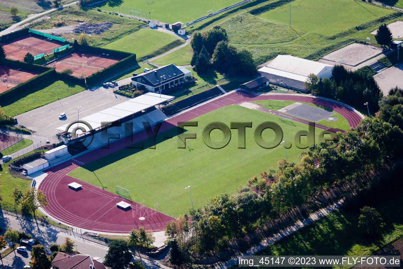 Luftaufnahme von Ensemble der Sportplatzanlagen an den Schulen in Karlsbad im Ortsteil Langensteinbach im Bundesland Baden-Württemberg, Deutschland