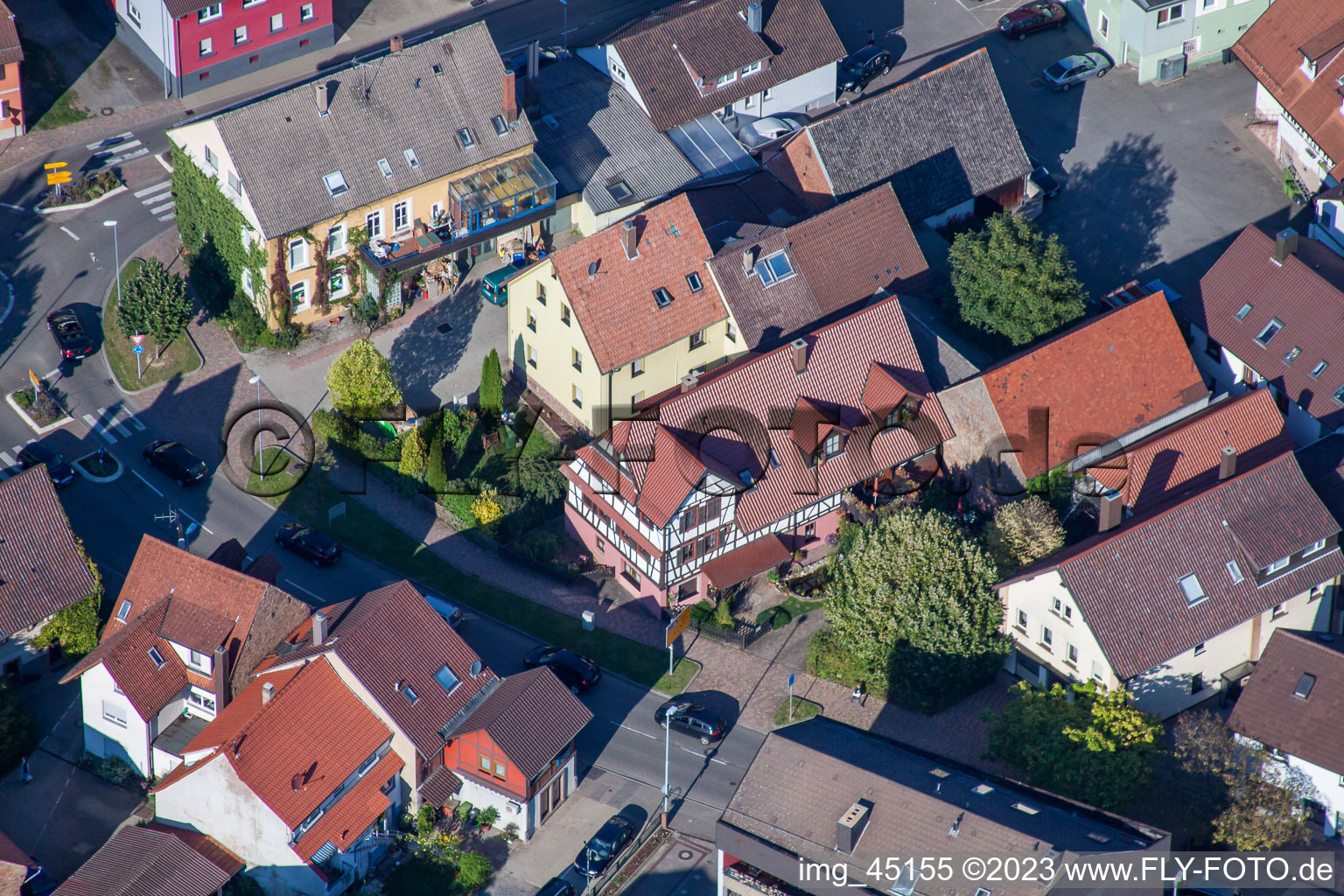 Luftaufnahme von Hauptstr im Ortsteil Langensteinbach in Karlsbad im Bundesland Baden-Württemberg, Deutschland
