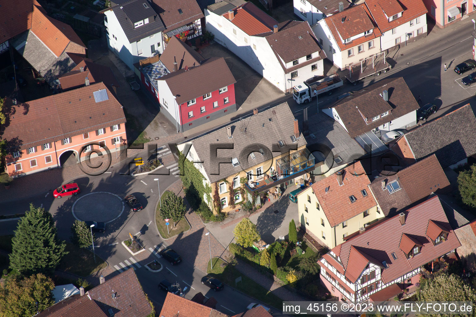 Langensteinbach, Hauptstr in Karlsbad im Bundesland Baden-Württemberg, Deutschland aus der Drohnenperspektive