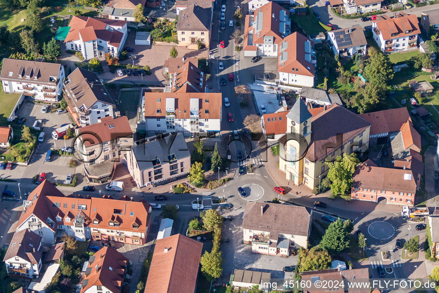 Luftaufnahme von Kirchengebäude der Weinbrennerkirche Langensteinbach im Altstadt- Zentrum der Innenstadt im Ortsteil Langensteinbach in Karlsbad im Bundesland Baden-Württemberg, Deutschland