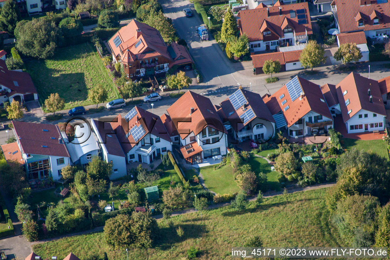 Luftaufnahme von Mozartstr im Ortsteil Langensteinbach in Karlsbad im Bundesland Baden-Württemberg, Deutschland
