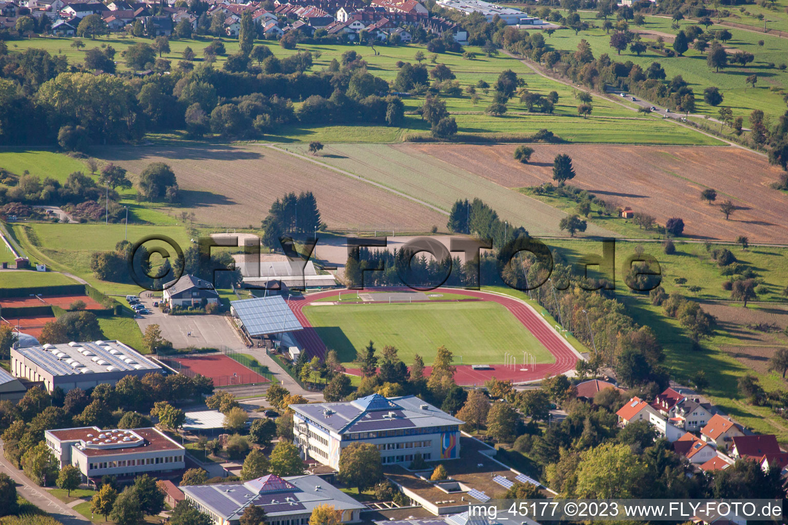 Sportgelände des SV-1899 eV Langensteinbach in Karlsbad im Bundesland Baden-Württemberg, Deutschland aus der Drohnenperspektive