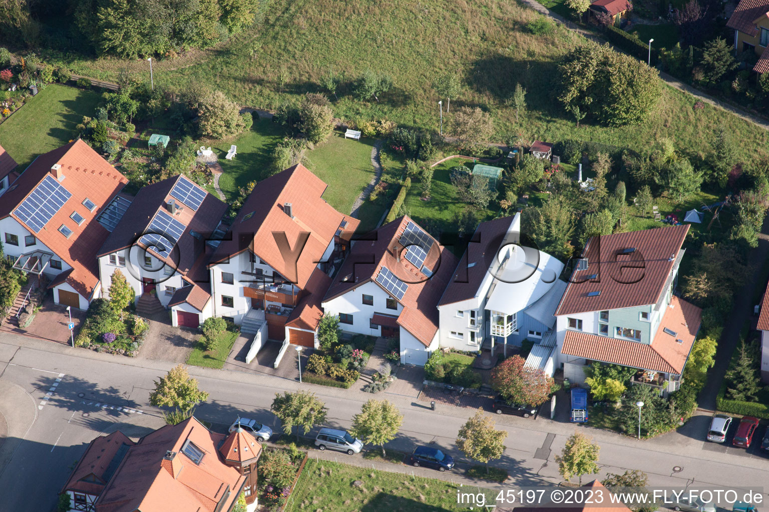 Langensteinbach, Mozartstr in Karlsbad im Bundesland Baden-Württemberg, Deutschland aus der Drohnenperspektive