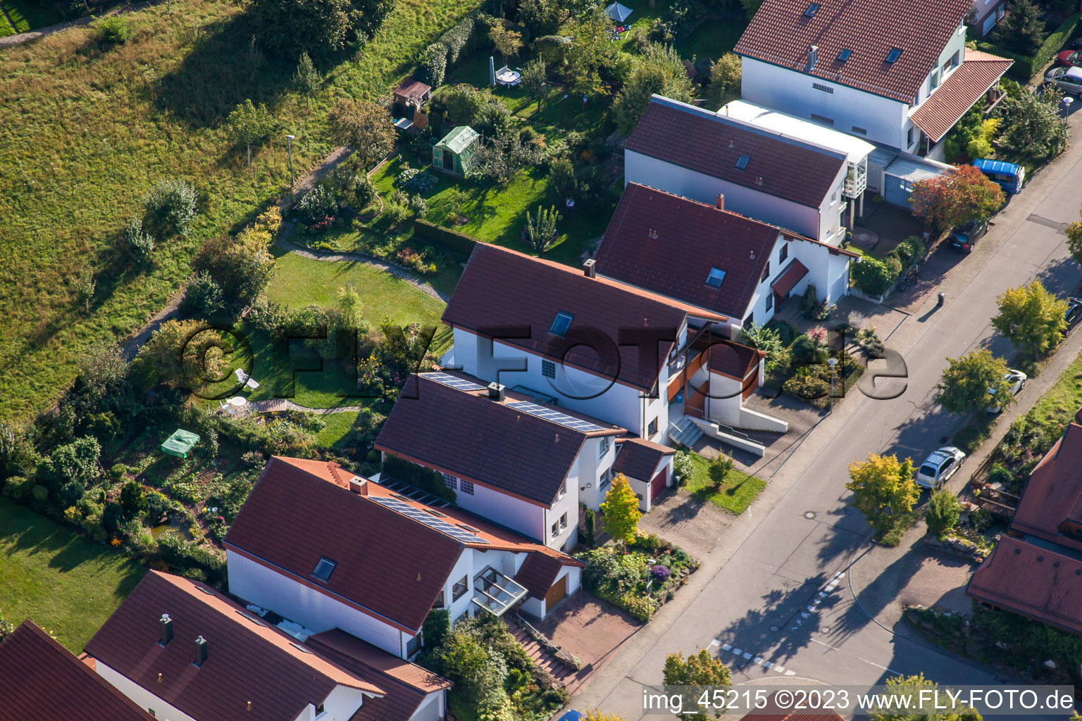 Mozartstr im Ortsteil Langensteinbach in Karlsbad im Bundesland Baden-Württemberg, Deutschland aus der Drohnenperspektive