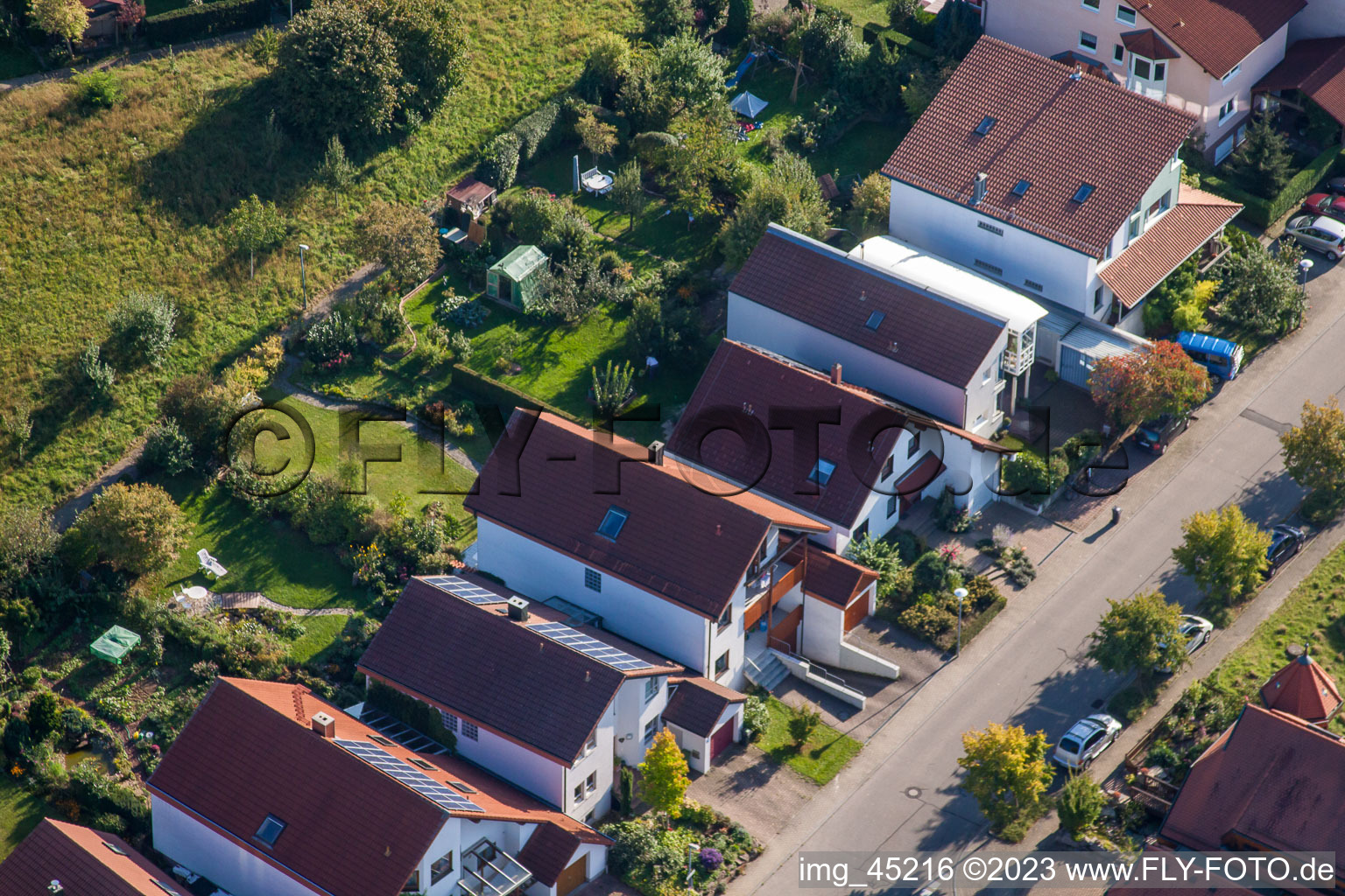 Mozartstr im Ortsteil Langensteinbach in Karlsbad im Bundesland Baden-Württemberg, Deutschland von einer Drohne aus