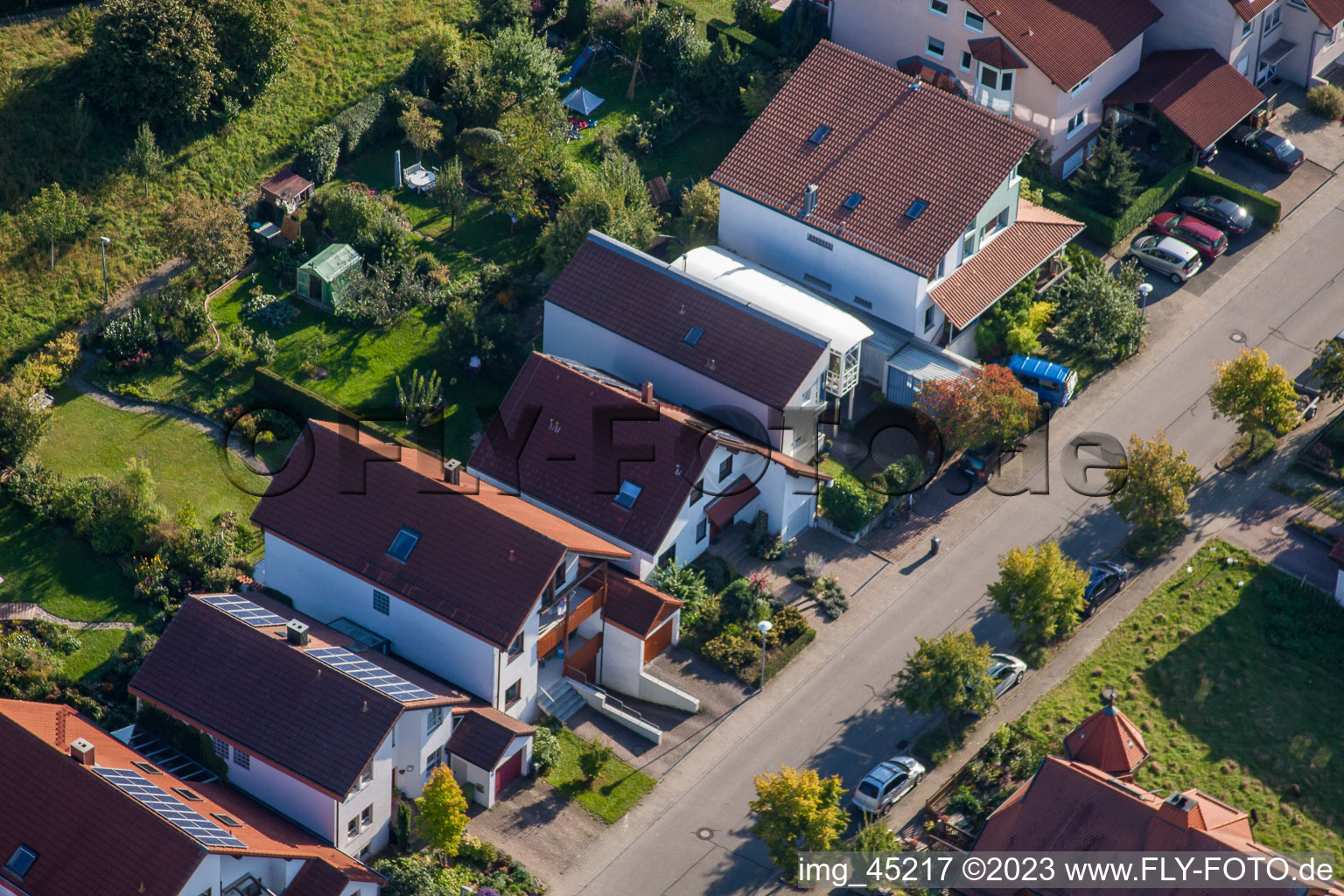Mozartstr im Ortsteil Langensteinbach in Karlsbad im Bundesland Baden-Württemberg, Deutschland von der Drohne aus gesehen
