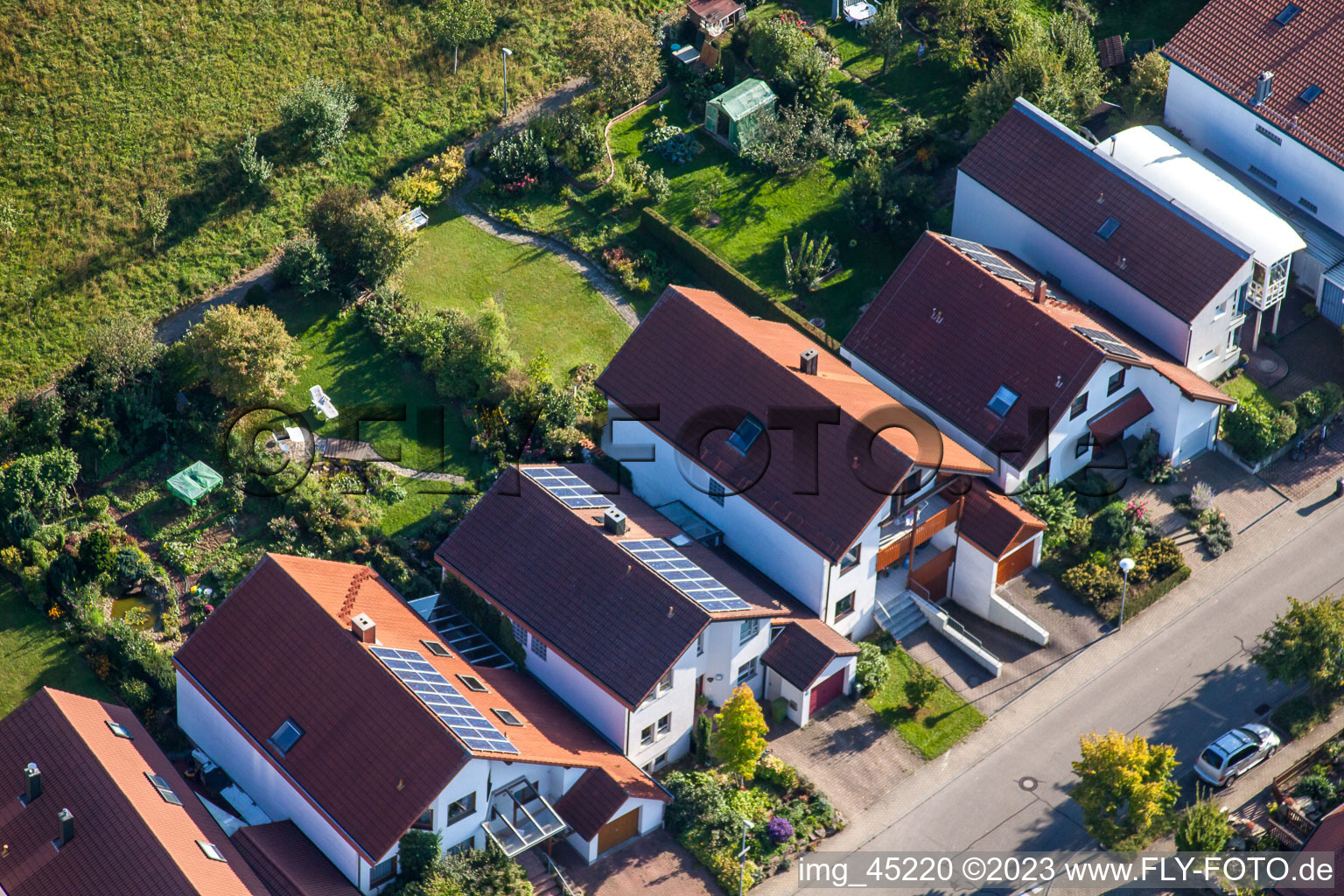 Luftaufnahme von Mozartstr im Ortsteil Langensteinbach in Karlsbad im Bundesland Baden-Württemberg, Deutschland