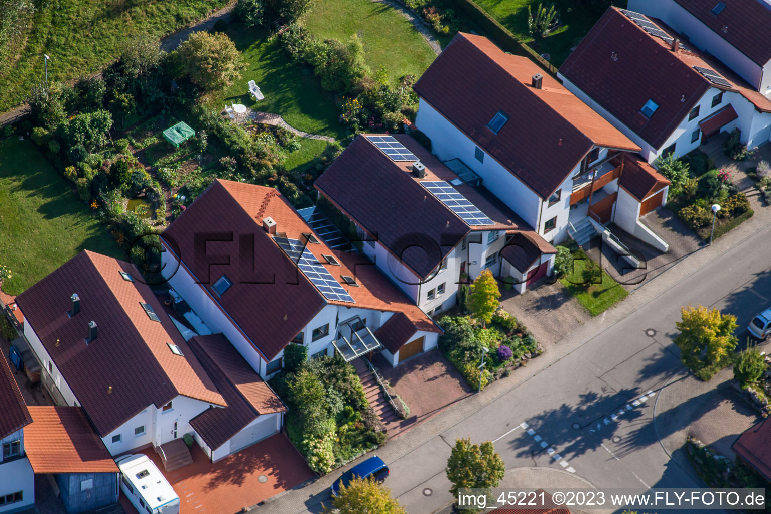 Schrägluftbild von Mozartstr im Ortsteil Langensteinbach in Karlsbad im Bundesland Baden-Württemberg, Deutschland