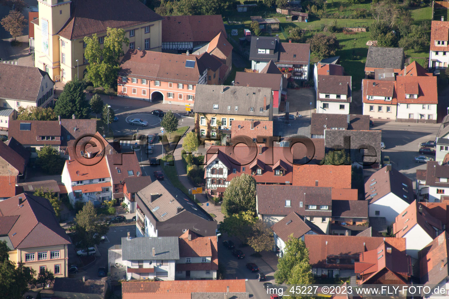 Luftaufnahme von Langensteinbach, Hauptstr in Karlsbad im Bundesland Baden-Württemberg, Deutschland