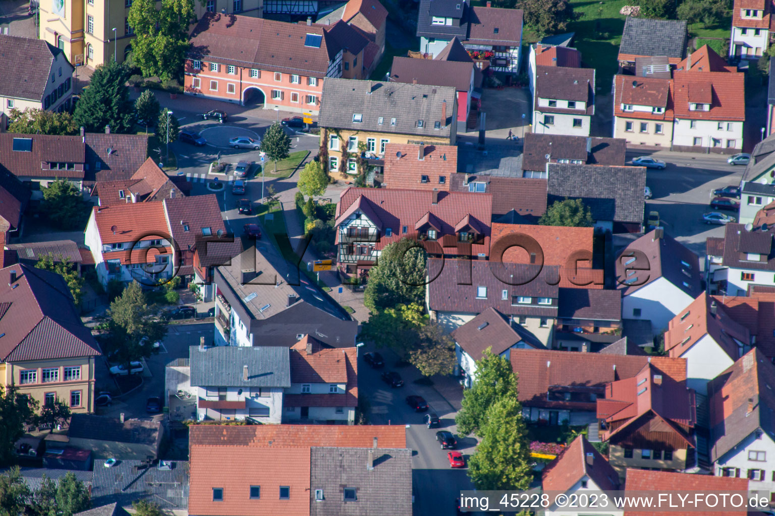 Hauptstr im Ortsteil Langensteinbach in Karlsbad im Bundesland Baden-Württemberg, Deutschland aus der Luft