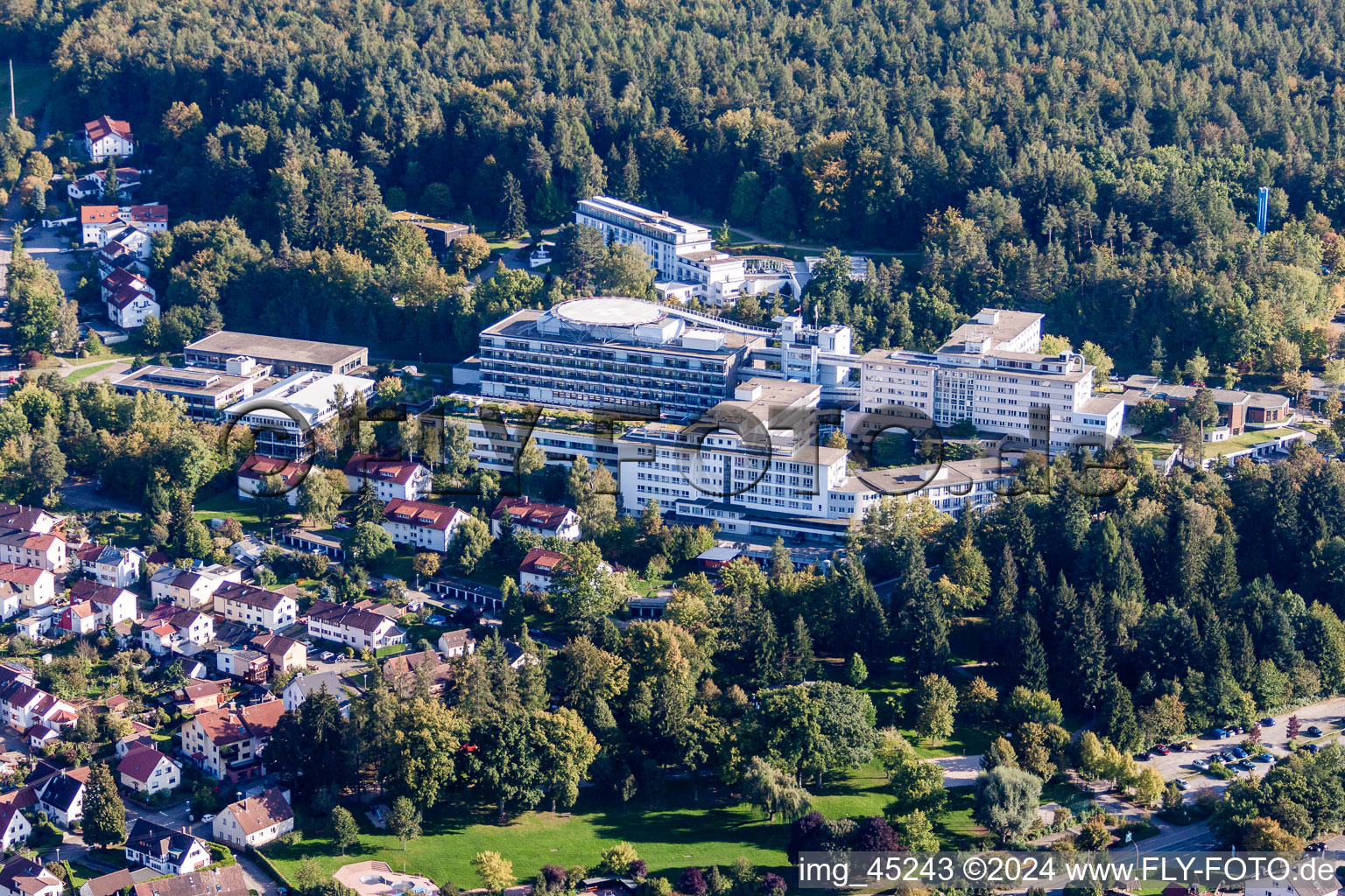 Luftaufnahme von Klinikgelände des Krankenhauses SRH Klinikum Karlsbad-Langensteinbach GmbH im Ortsteil Langensteinbach in Karlsbad im Bundesland Baden-Württemberg, Deutschland