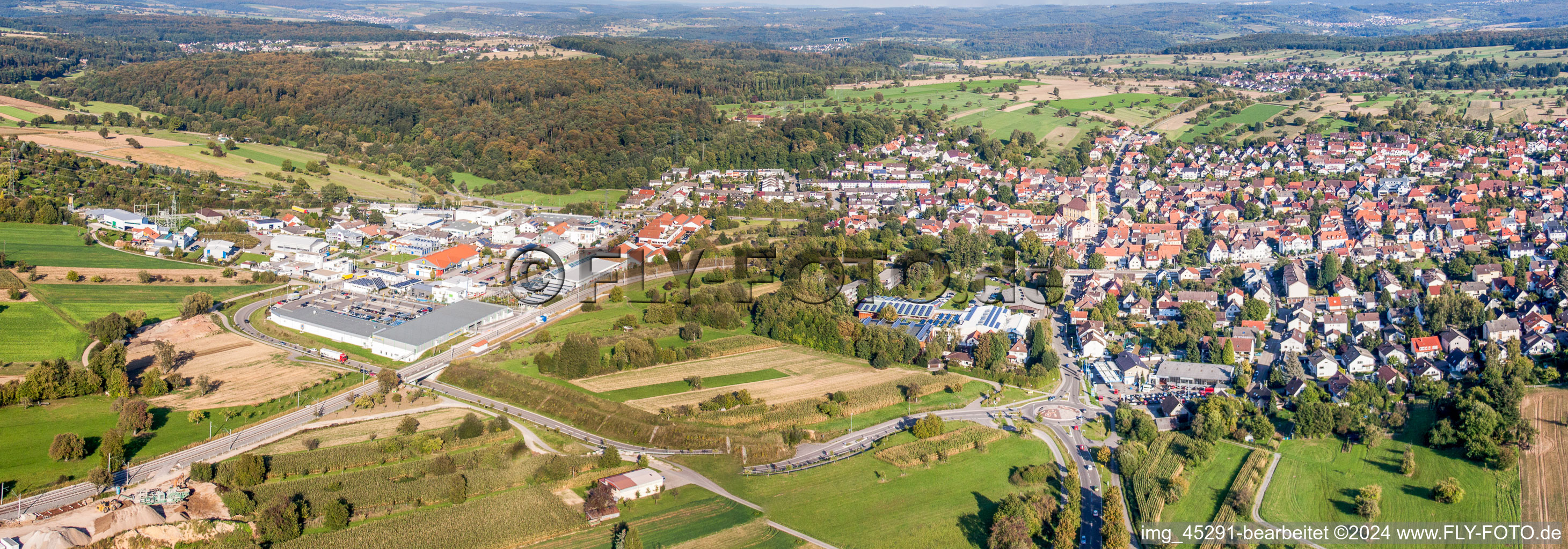 Panorama - Perspektive Ortsansicht der Straßen und Häuser der Wohngebiete im Ortsteil Langensteinbach in Karlsbad im Bundesland Baden-Württemberg, Deutschland