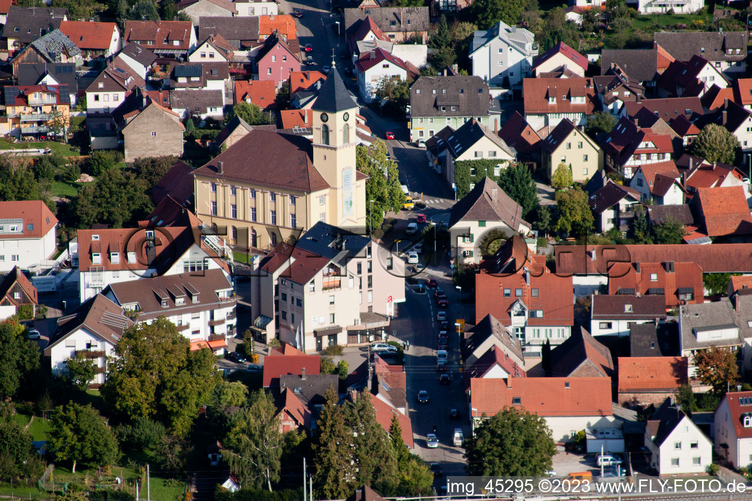 Schrägluftbild von Langensteinbach, Hauptstr in Karlsbad im Bundesland Baden-Württemberg, Deutschland