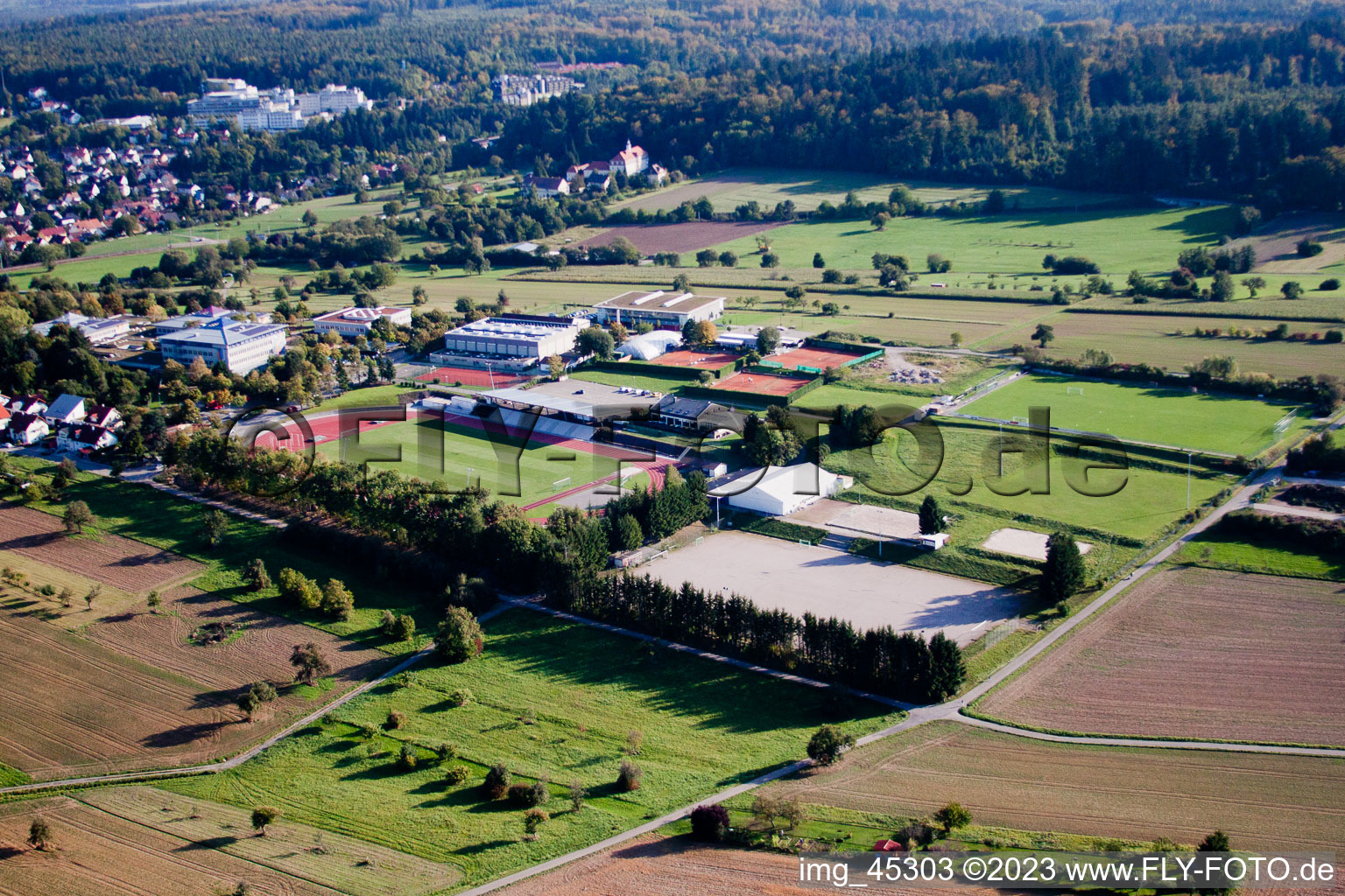 Schrägluftbild von Langensteinbach, Sportgelände des SV-Langensteinbach in Karlsbad im Bundesland Baden-Württemberg, Deutschland